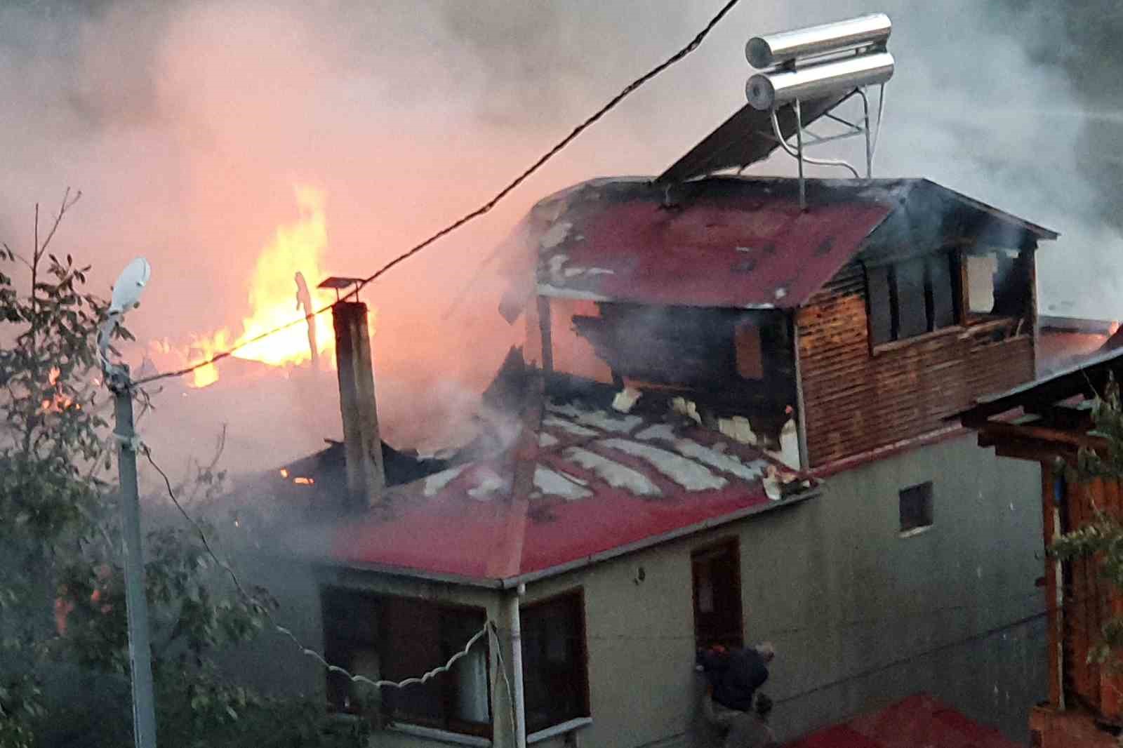 Gümüşhane’de bacadan çıkan yangında binanın iki katı hasar gördü
