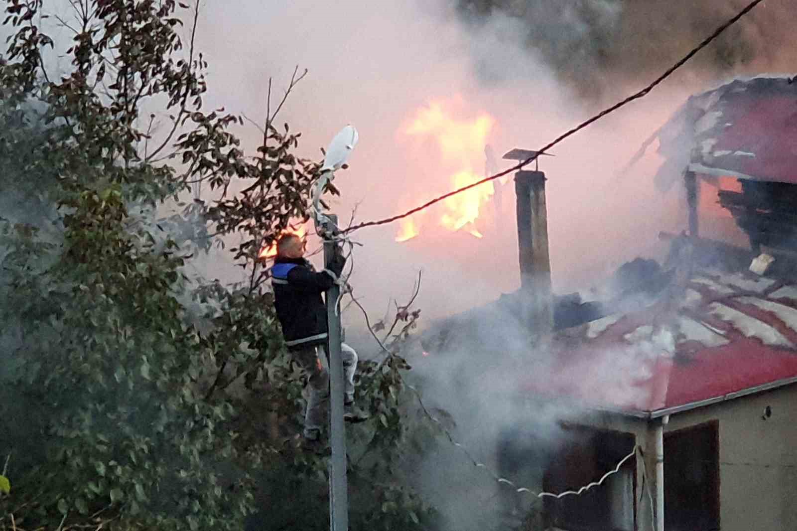 Gümüşhane’de bacadan çıkan yangında binanın iki katı hasar gördü
