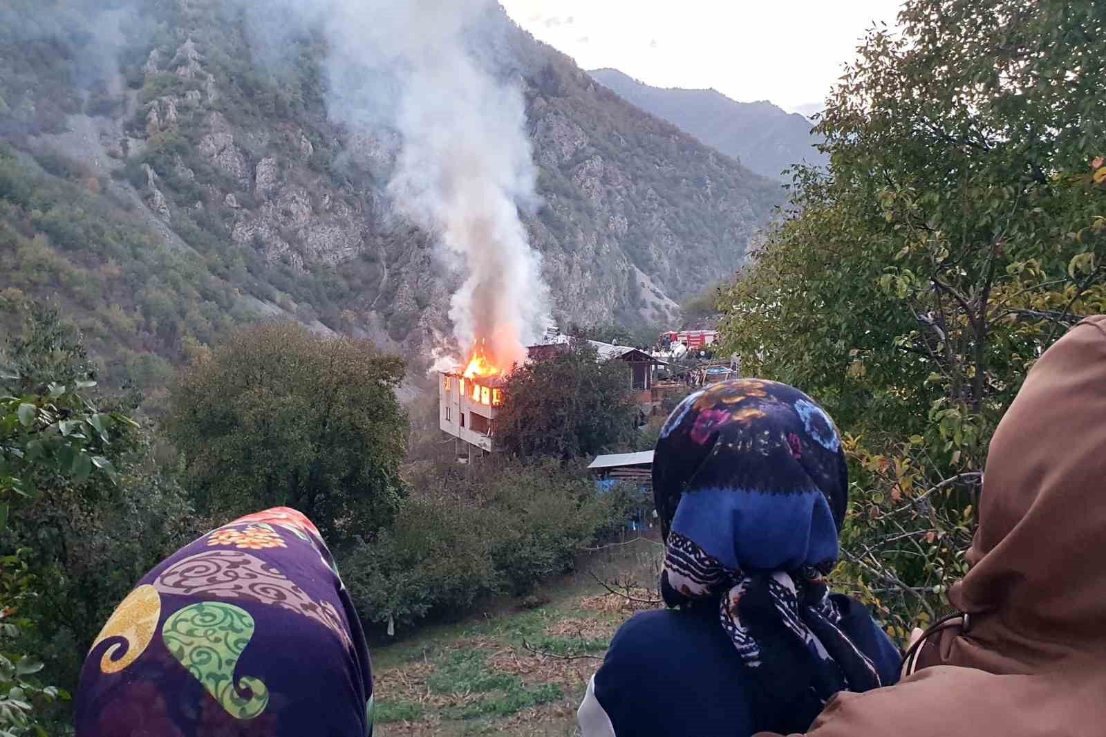 Gümüşhane’de bacadan çıkan yangında binanın iki katı hasar gördü
