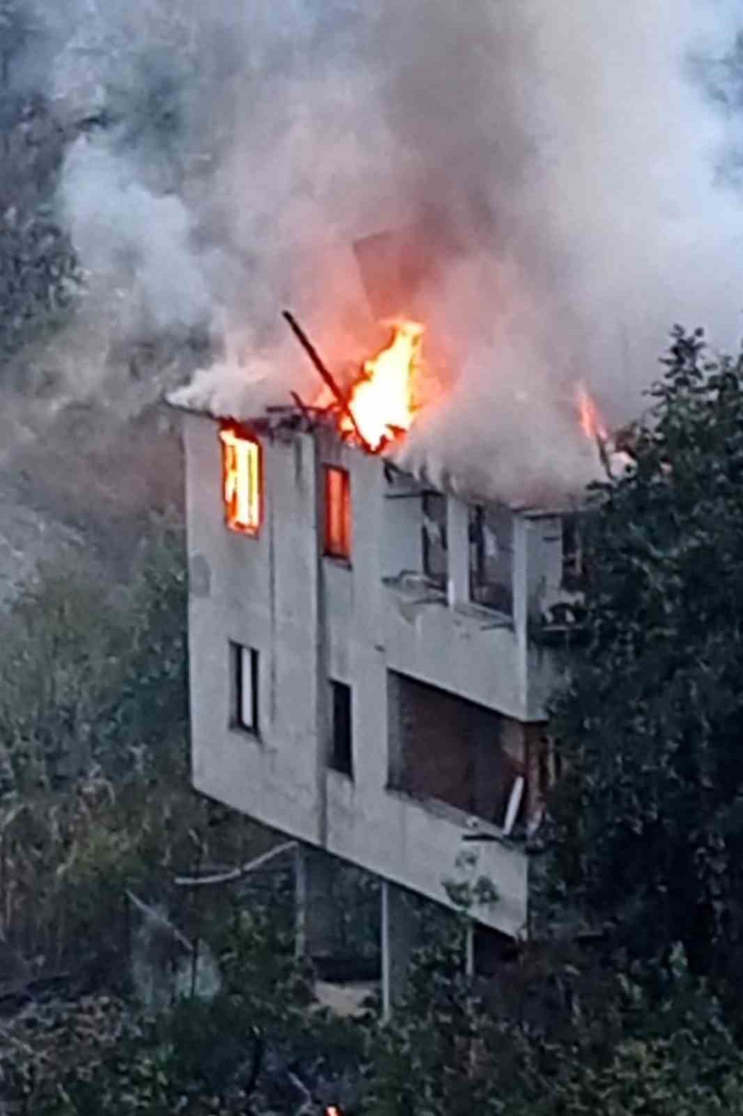 Gümüşhane’de bacadan çıkan yangında binanın iki katı hasar gördü
