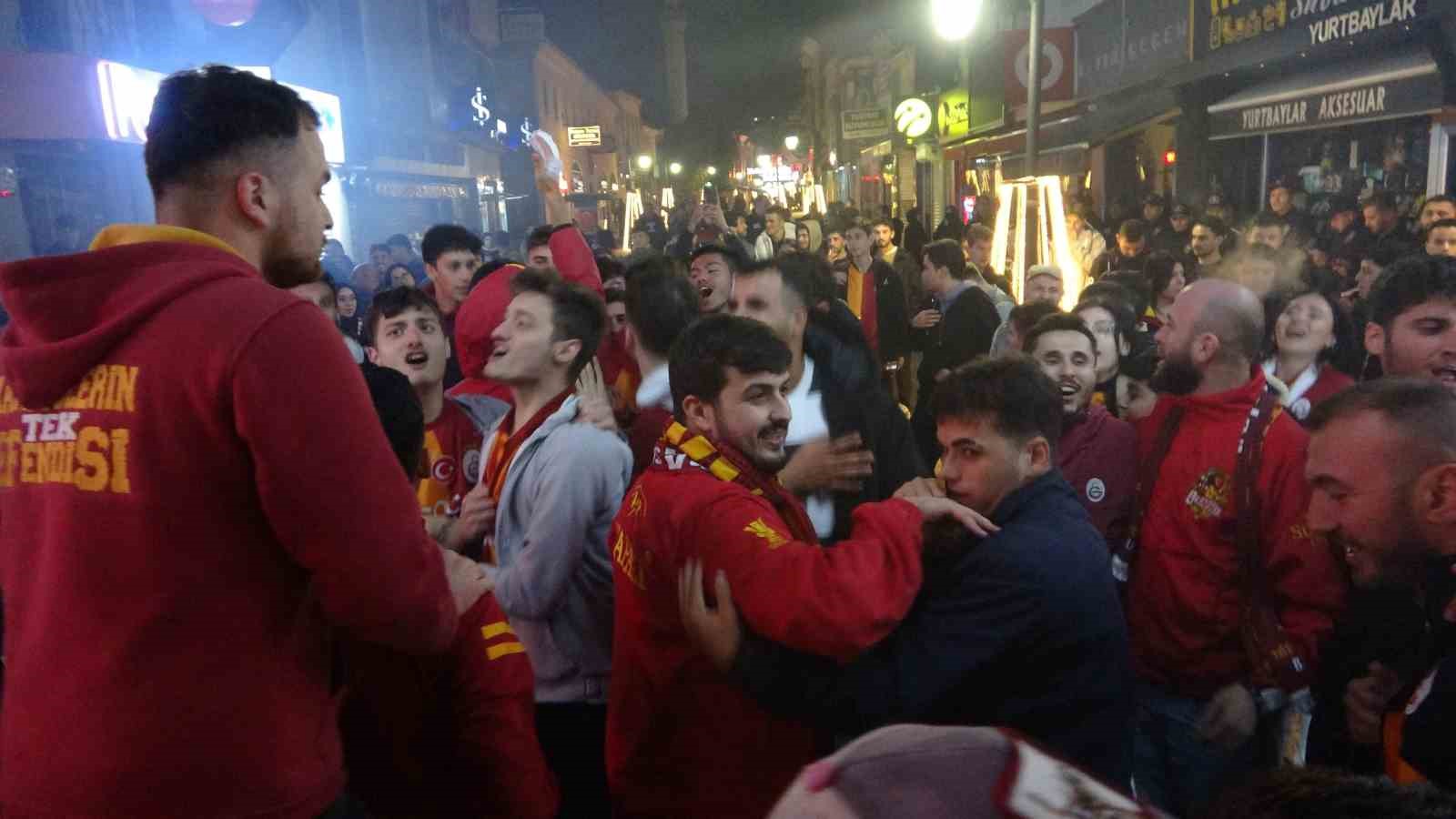 Bartın’da Galatasaray taraftarlarının galibiyet sevinci
