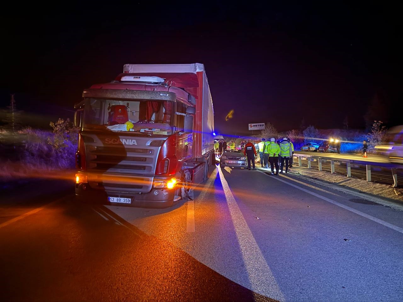 Amasya’da lastiği patlayan tıra çarpan otomobil paramparça oldu: 1 ölü
