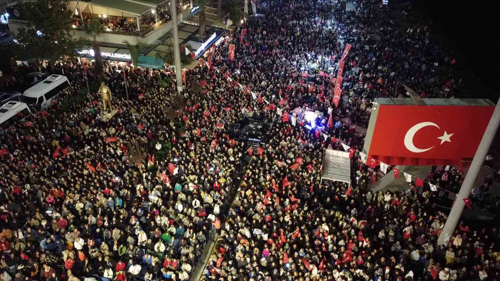 15 bin kişi Cumhuriyet coşkusunu Volkan Konak ile yaşadı
