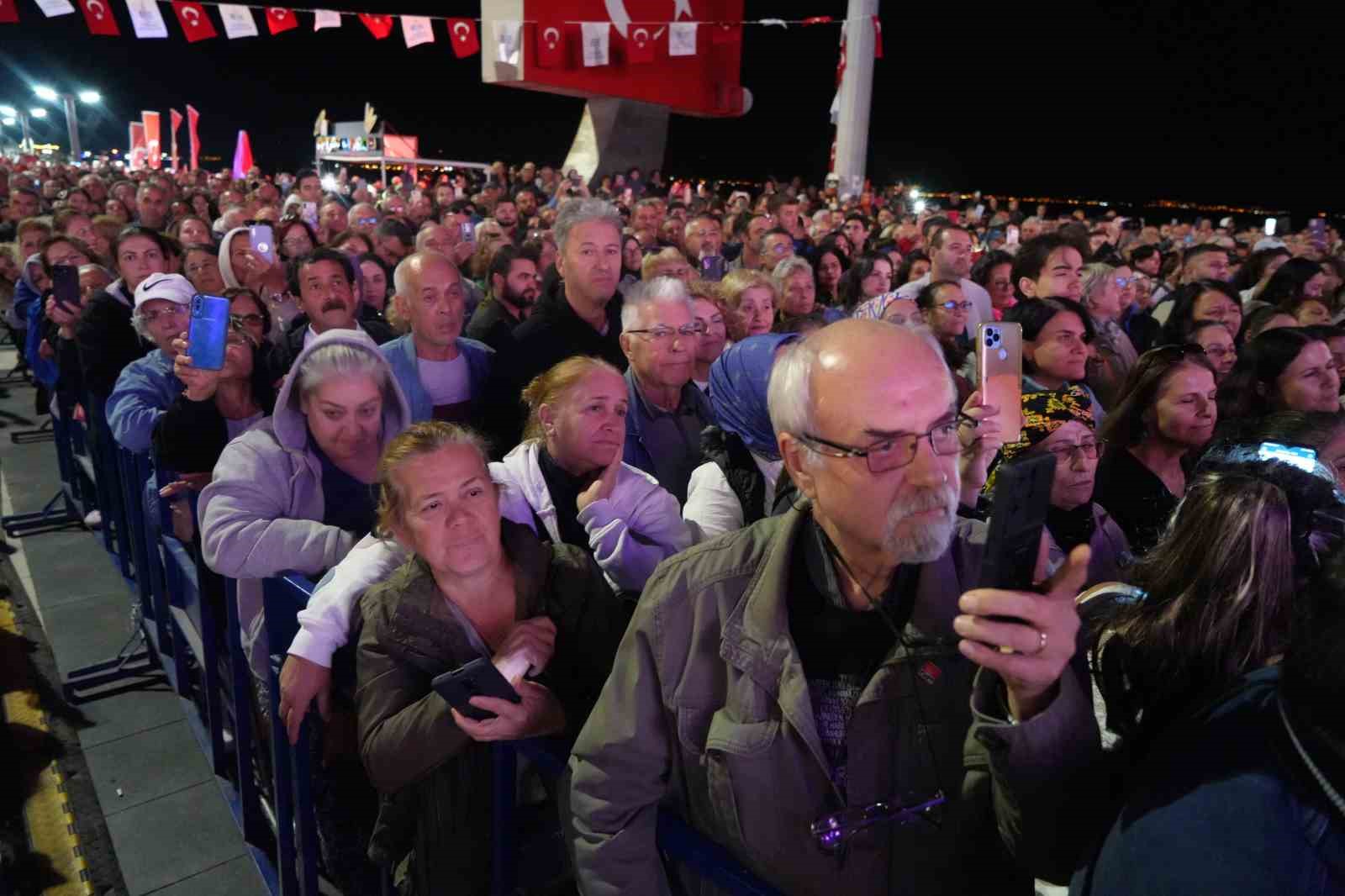 15 bin kişi Cumhuriyet coşkusunu Volkan Konak ile yaşadı
