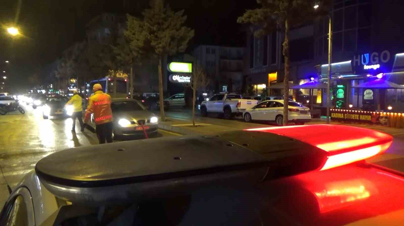 Aksaray’da trafik ekipleri gece uygulamalarını sürdürüyor
