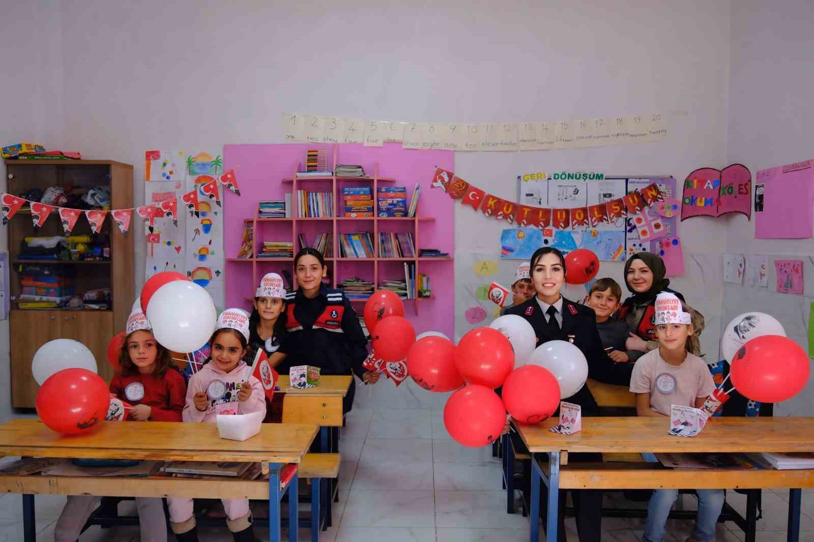 Bayburt jandarmasından ’Cumhuriyetin Çocuklarına’ film tadında 29 Ekim sürprizi
