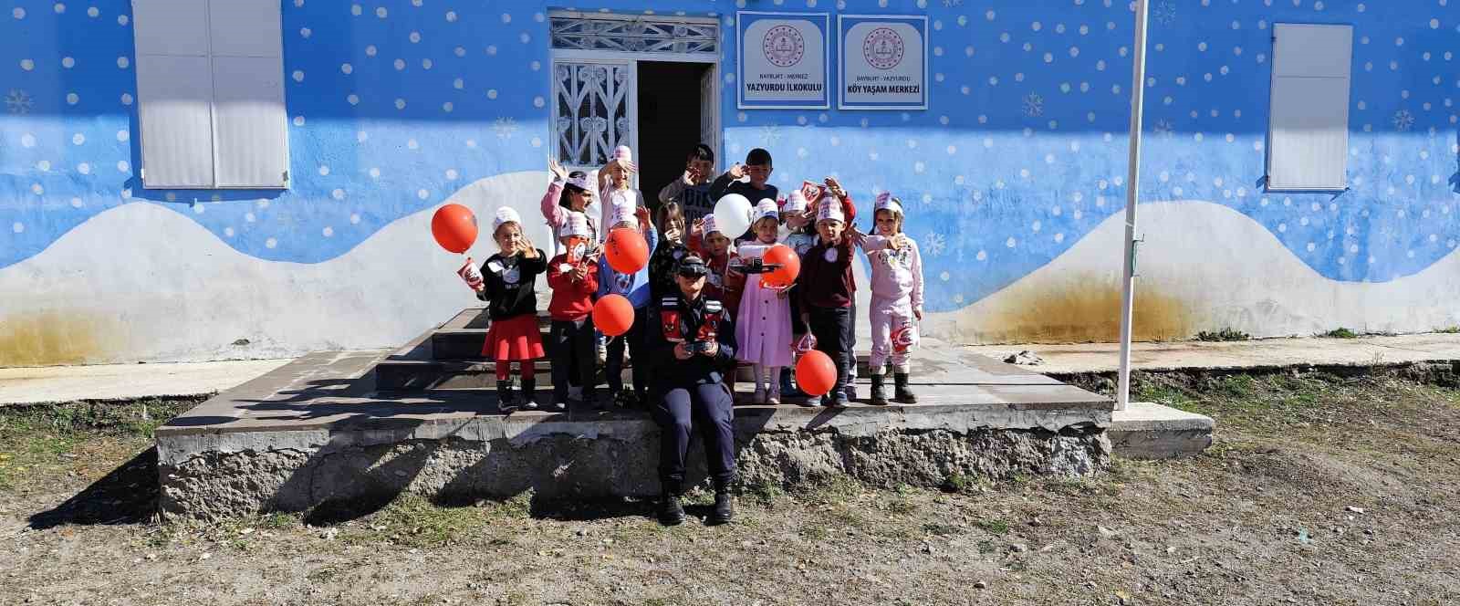 Bayburt jandarmasından ’Cumhuriyetin Çocuklarına’ film tadında 29 Ekim sürprizi
