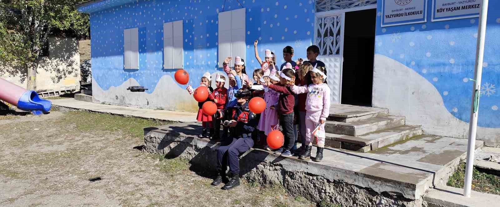 Bayburt jandarmasından ’Cumhuriyetin Çocuklarına’ film tadında 29 Ekim sürprizi
