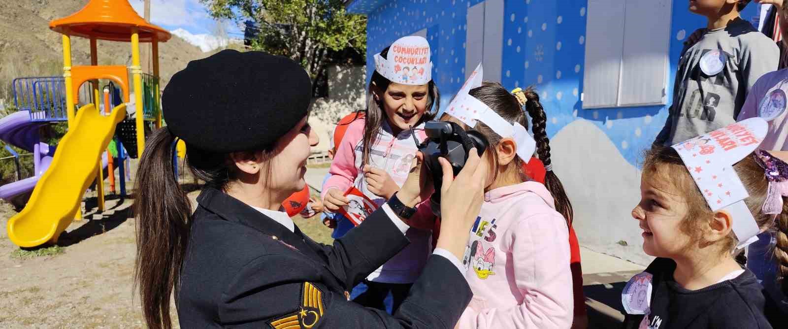 Bayburt jandarmasından ’Cumhuriyetin Çocuklarına’ film tadında 29 Ekim sürprizi
