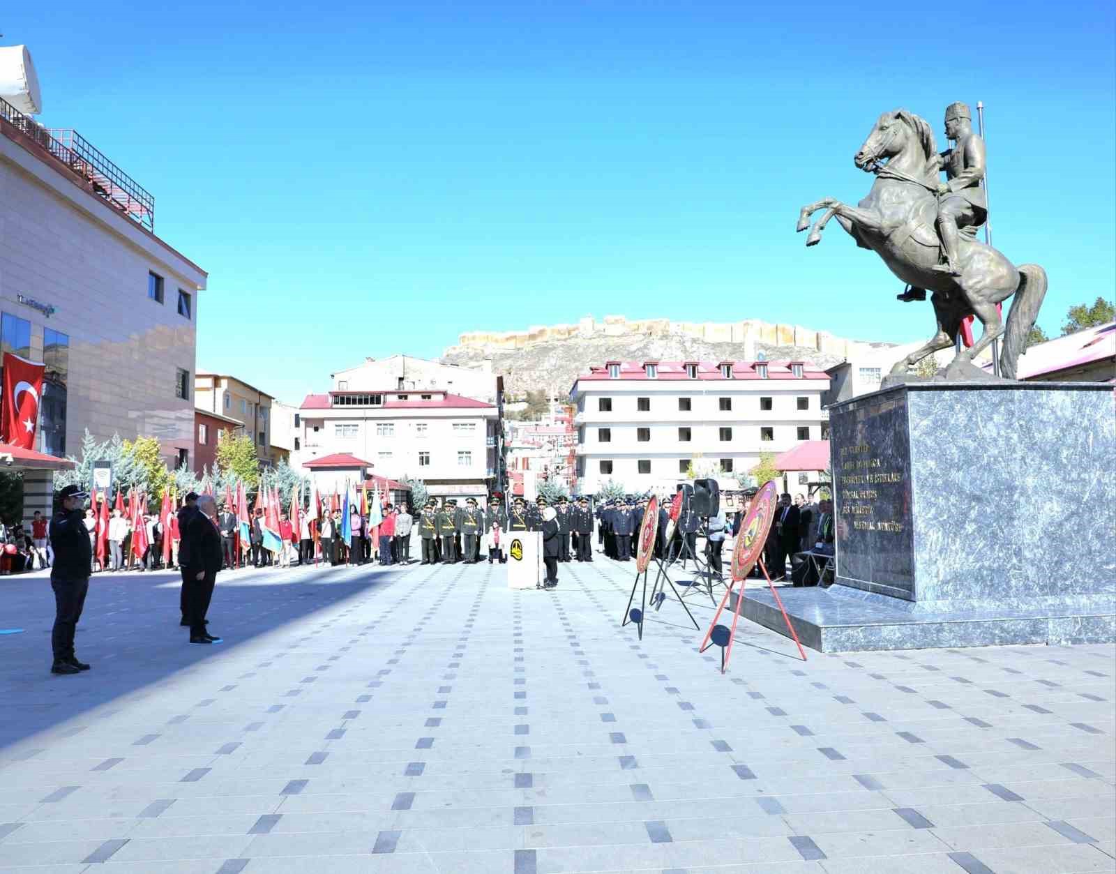 Bayburt’ta 29 Ekim kutlamaları çelenk sunumuyla başladı
