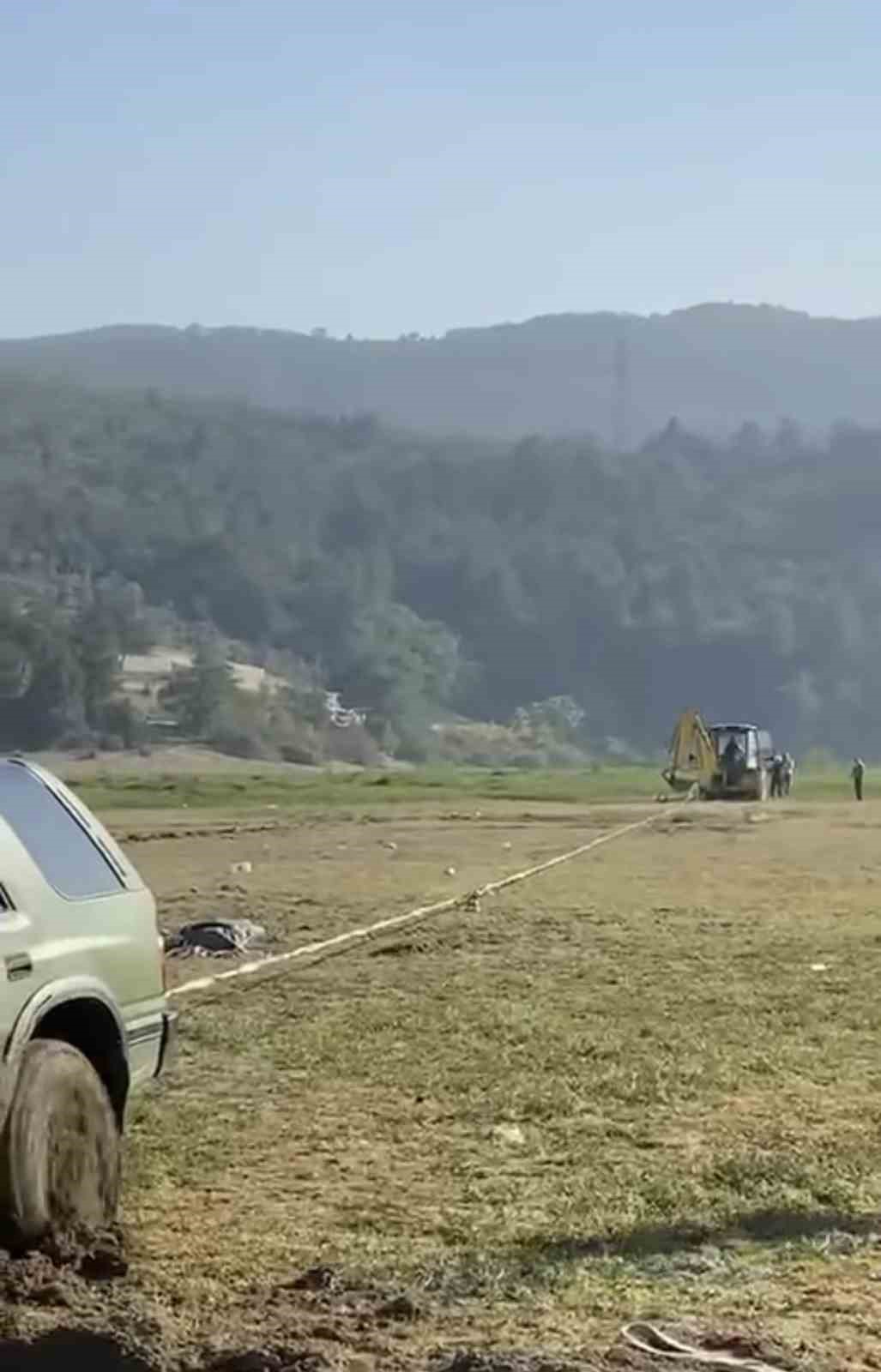 Pikniğe giden bataklığa saplandı, onları kurtarmaya gidenler de mahsur kaldı
