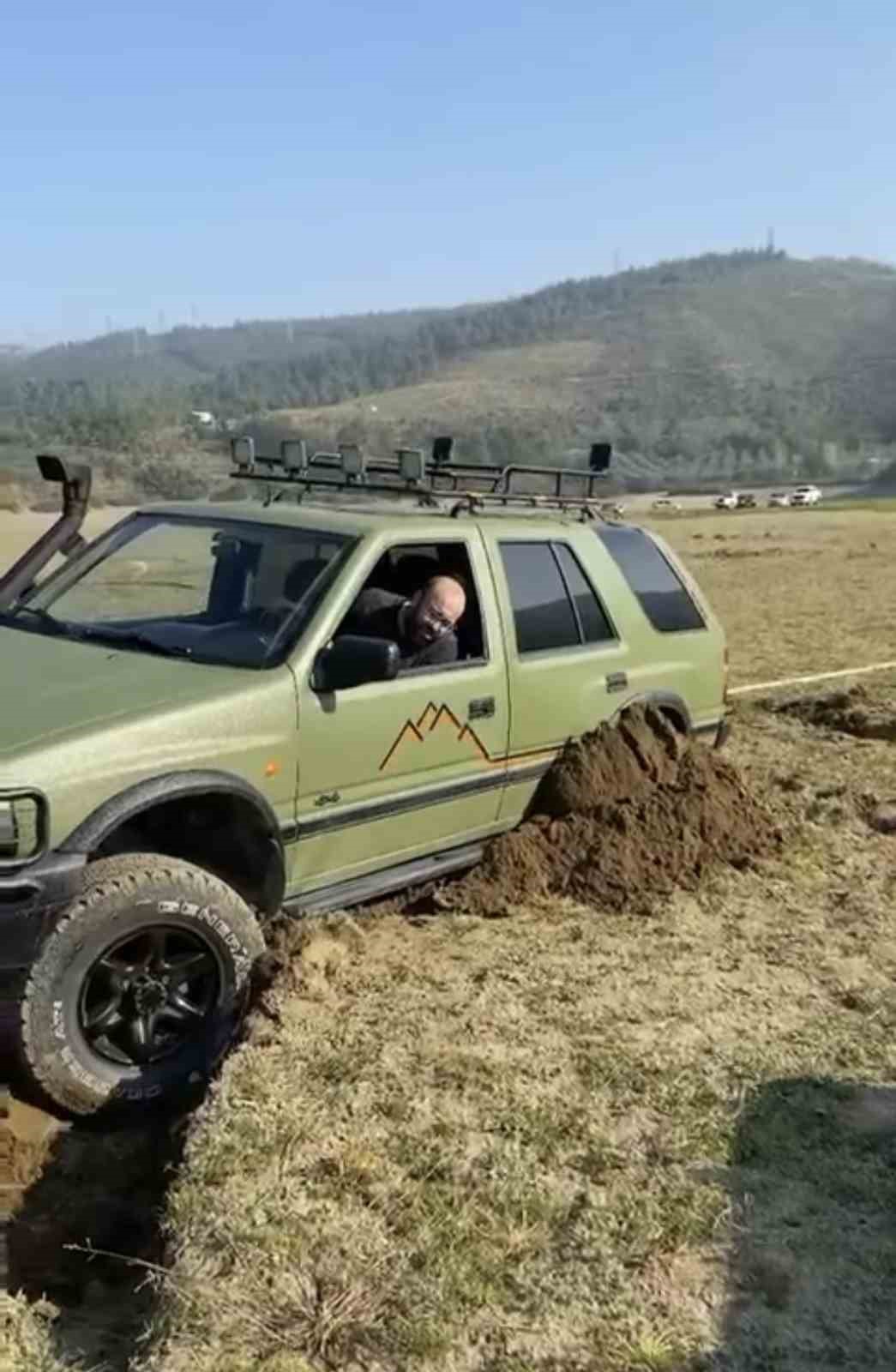 Pikniğe giden bataklığa saplandı, onları kurtarmaya gidenler de mahsur kaldı
