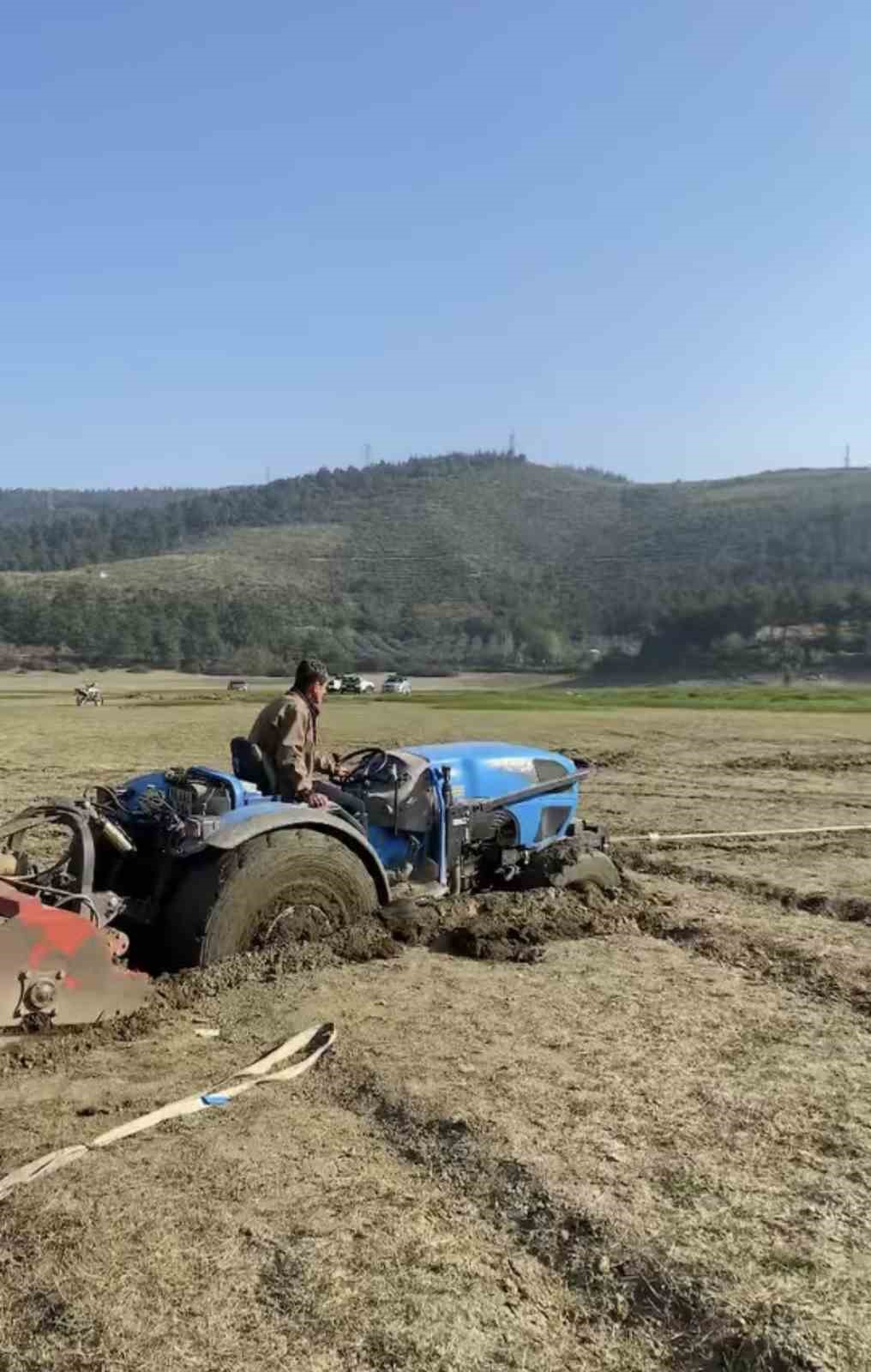 Pikniğe giden bataklığa saplandı, onları kurtarmaya gidenler de mahsur kaldı
