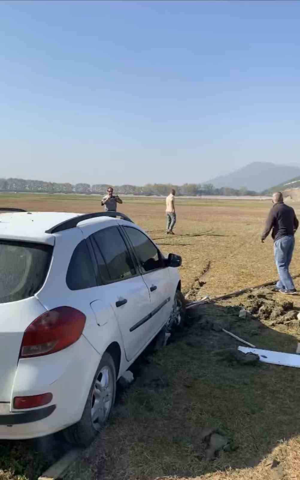 Pikniğe giden bataklığa saplandı, onları kurtarmaya gidenler de mahsur kaldı
