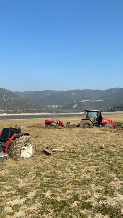 Pikniğe giden bataklığa saplandı, onları kurtarmaya gidenler de mahsur kaldı
