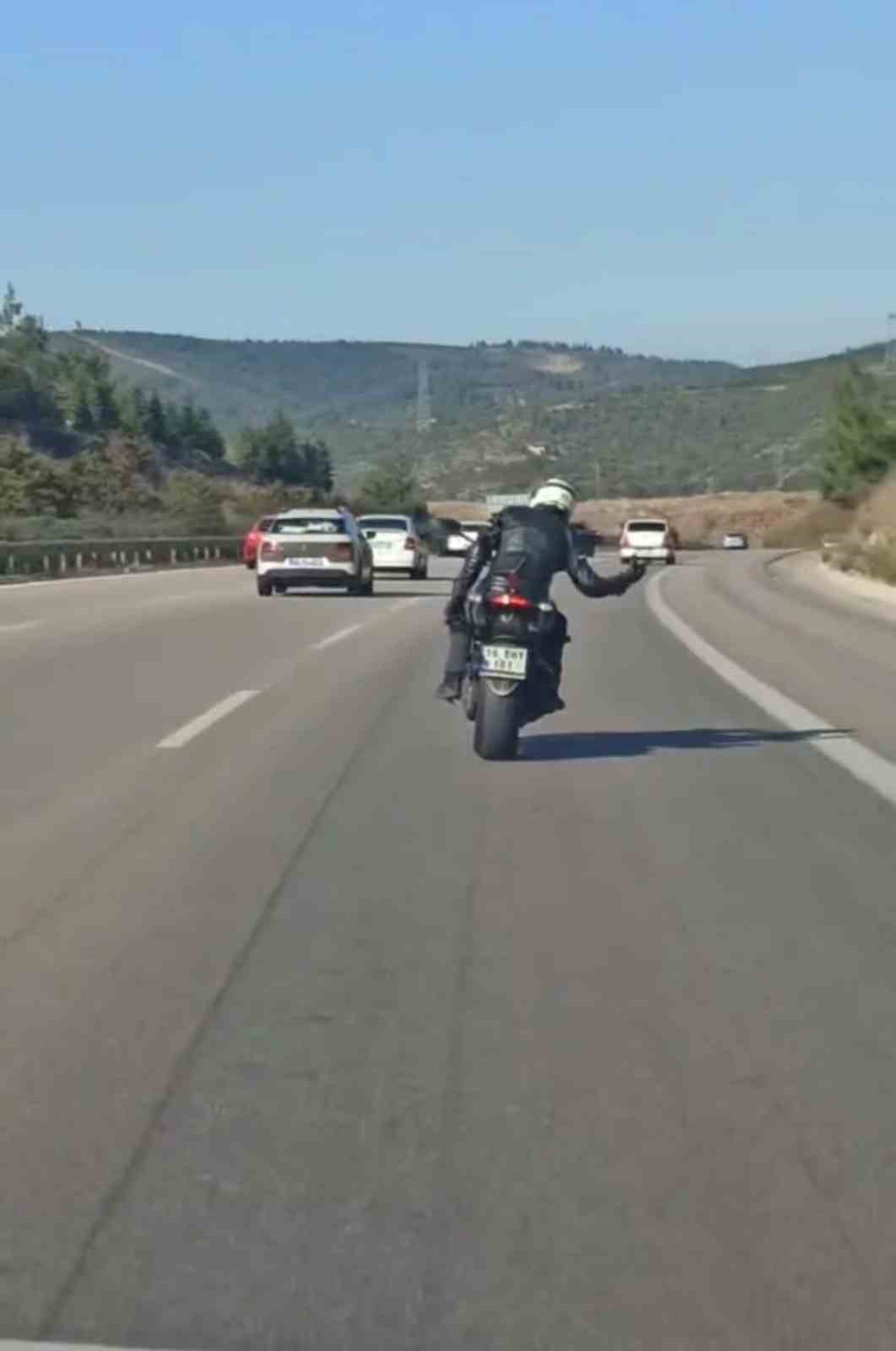 Motosiklet üzerinde dans edip kilometrelerce ilerledi
