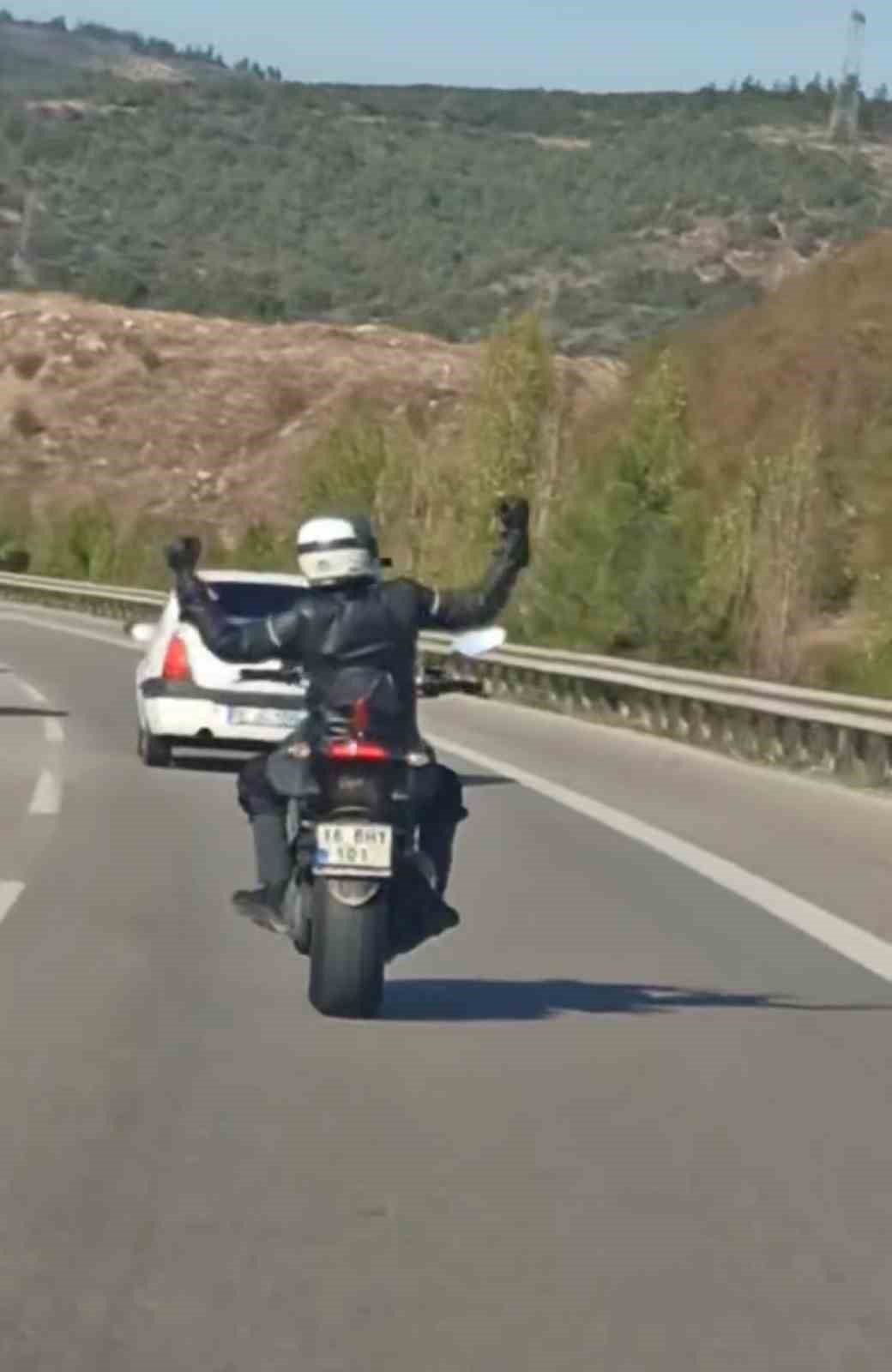 Motosiklet üzerinde dans edip kilometrelerce ilerledi
