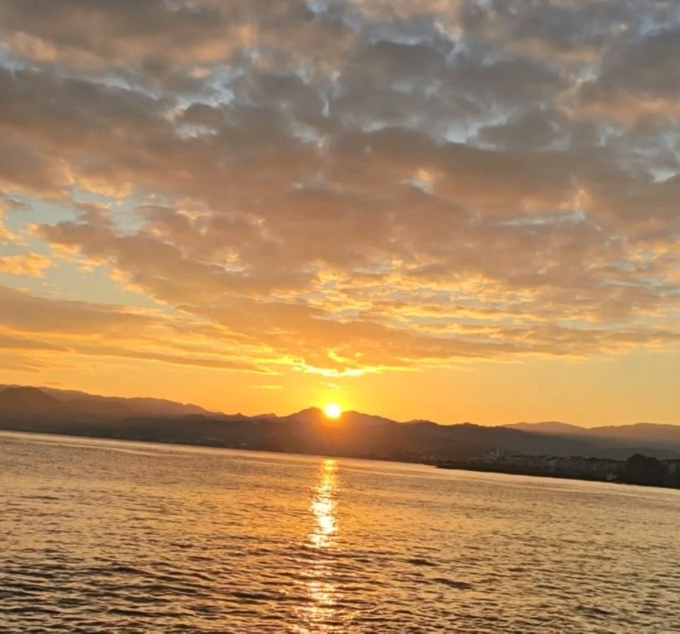 Gün doğumuna yansıyan ‘ay-yıldız’ silueti böyle görüntülendi
