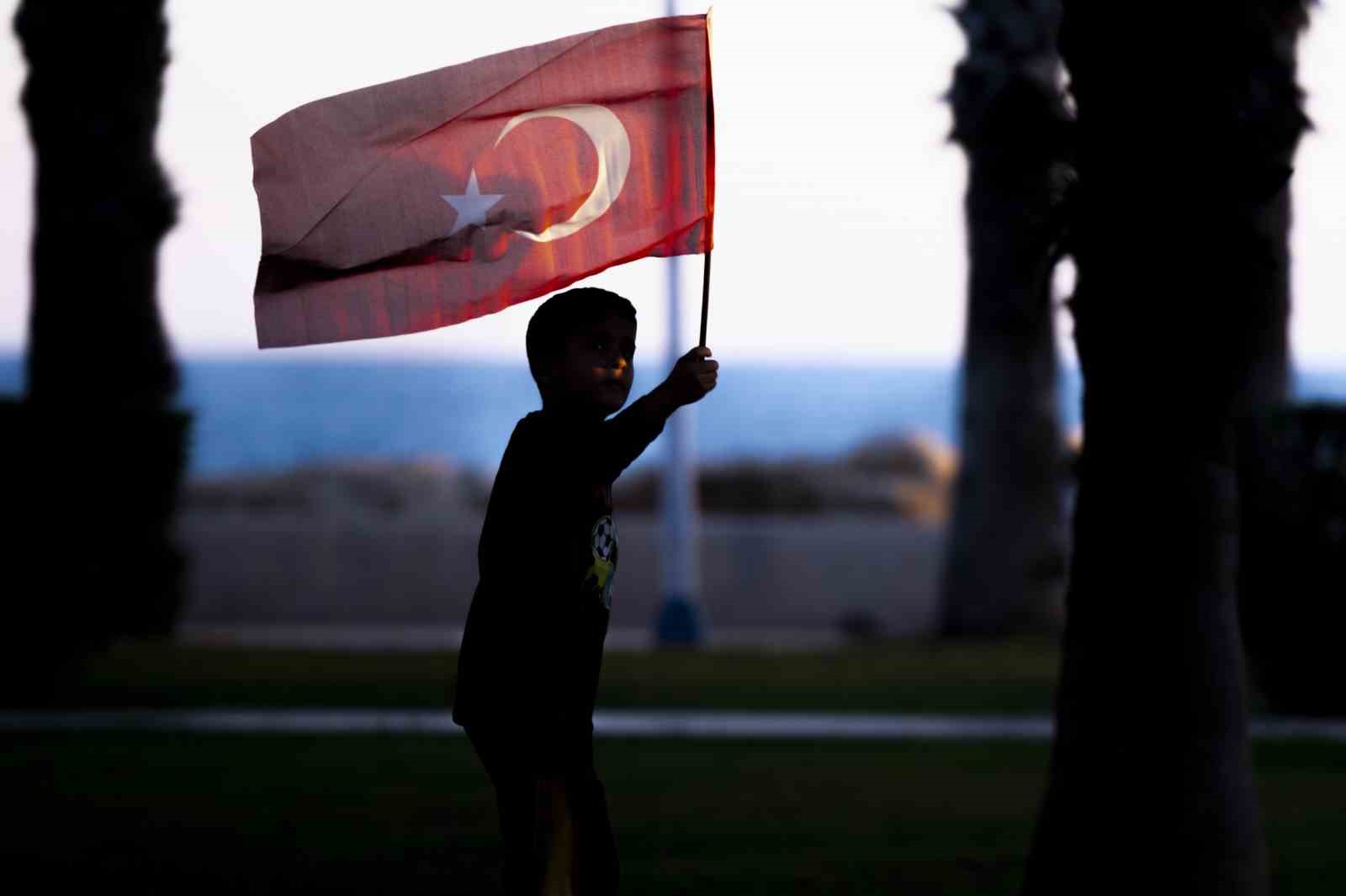 Mersin’de 101 metre uzunluğunda Türk bayrağıyla yürüyüş yapıldı
