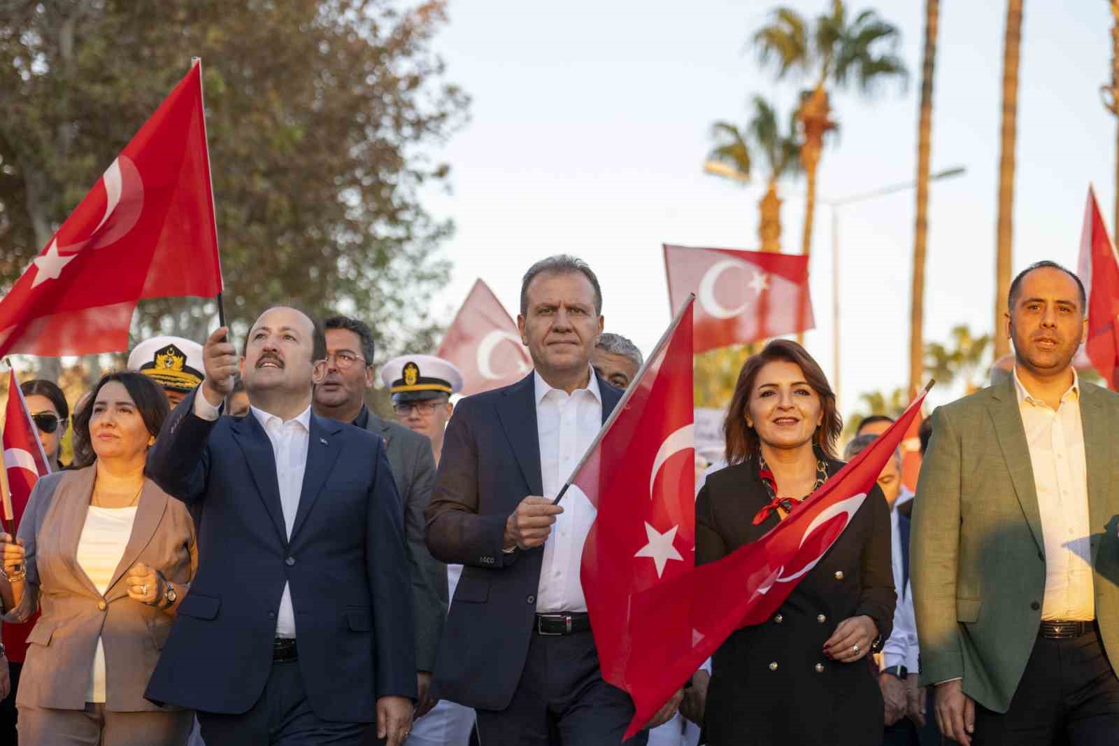 Mersin’de 101 metre uzunluğunda Türk bayrağıyla yürüyüş yapıldı
