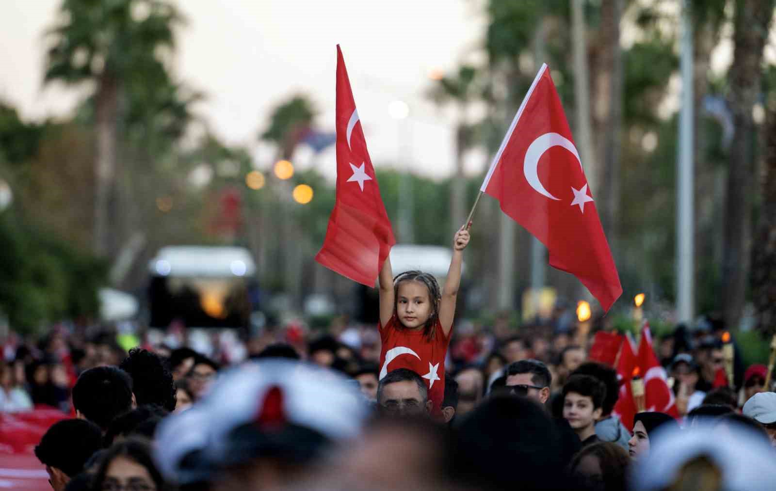 Mersin’de 101 metre uzunluğunda Türk bayrağıyla yürüyüş yapıldı
