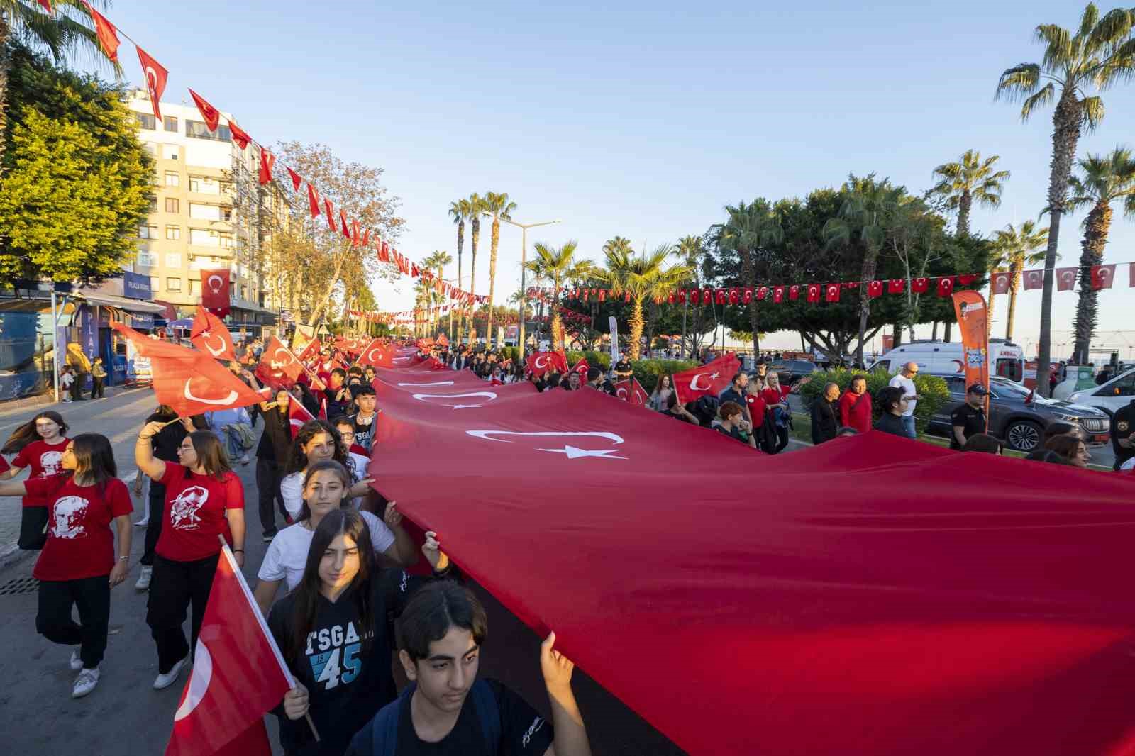 Mersin’de 101 metre uzunluğunda Türk bayrağıyla yürüyüş yapıldı
