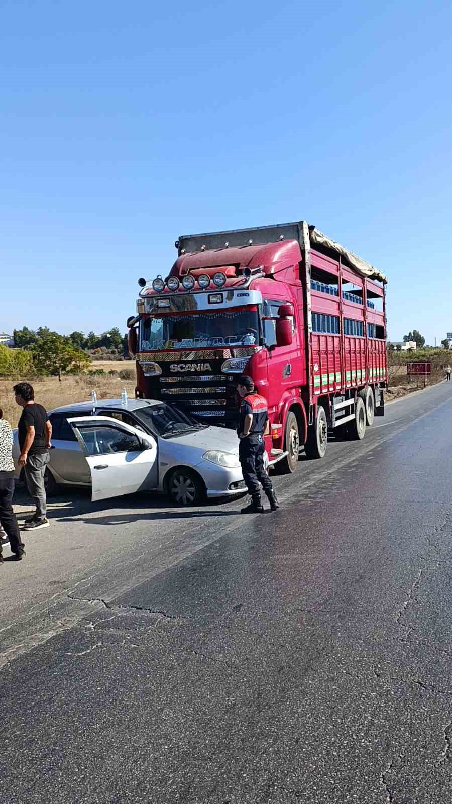 Kamyon önüne aldığı otomobili 500 metre sürükledi
