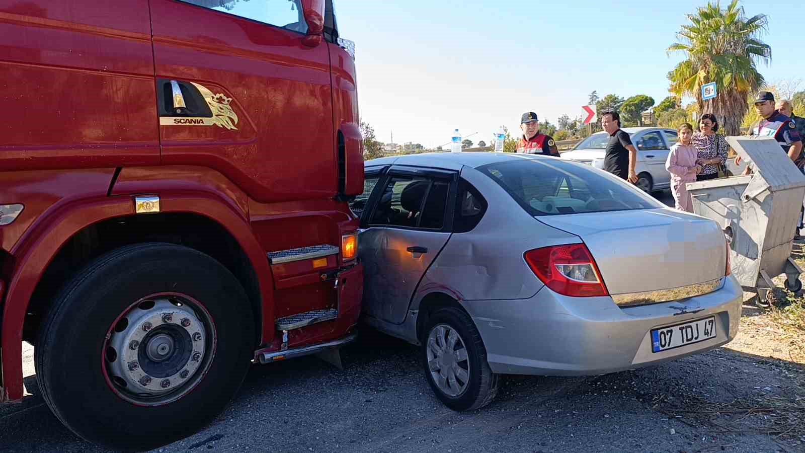 Kamyon önüne aldığı otomobili 500 metre sürükledi
