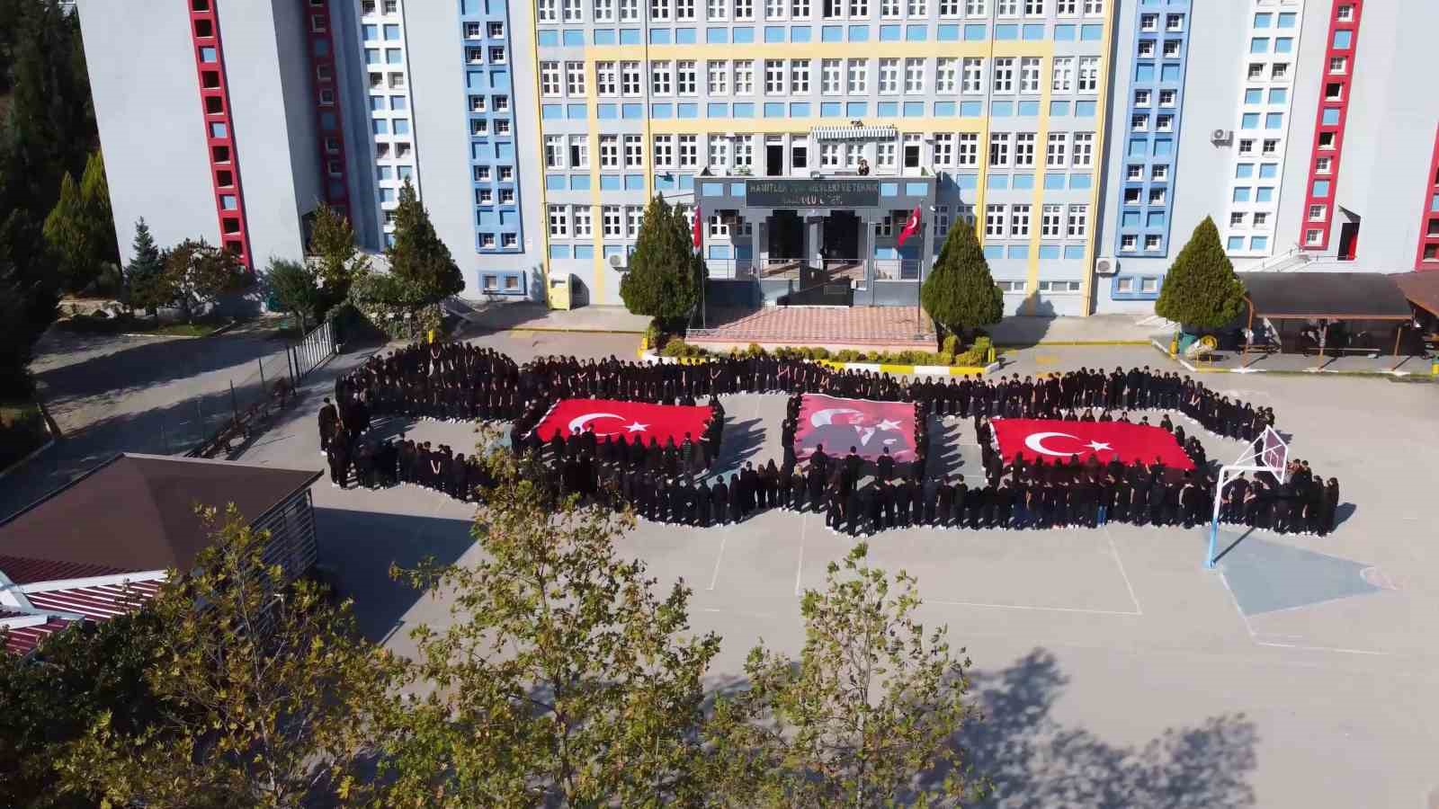 Yüzlerce öğrenci Cumhuriyet Bayramı için Türkiye haritası oluşturdu
