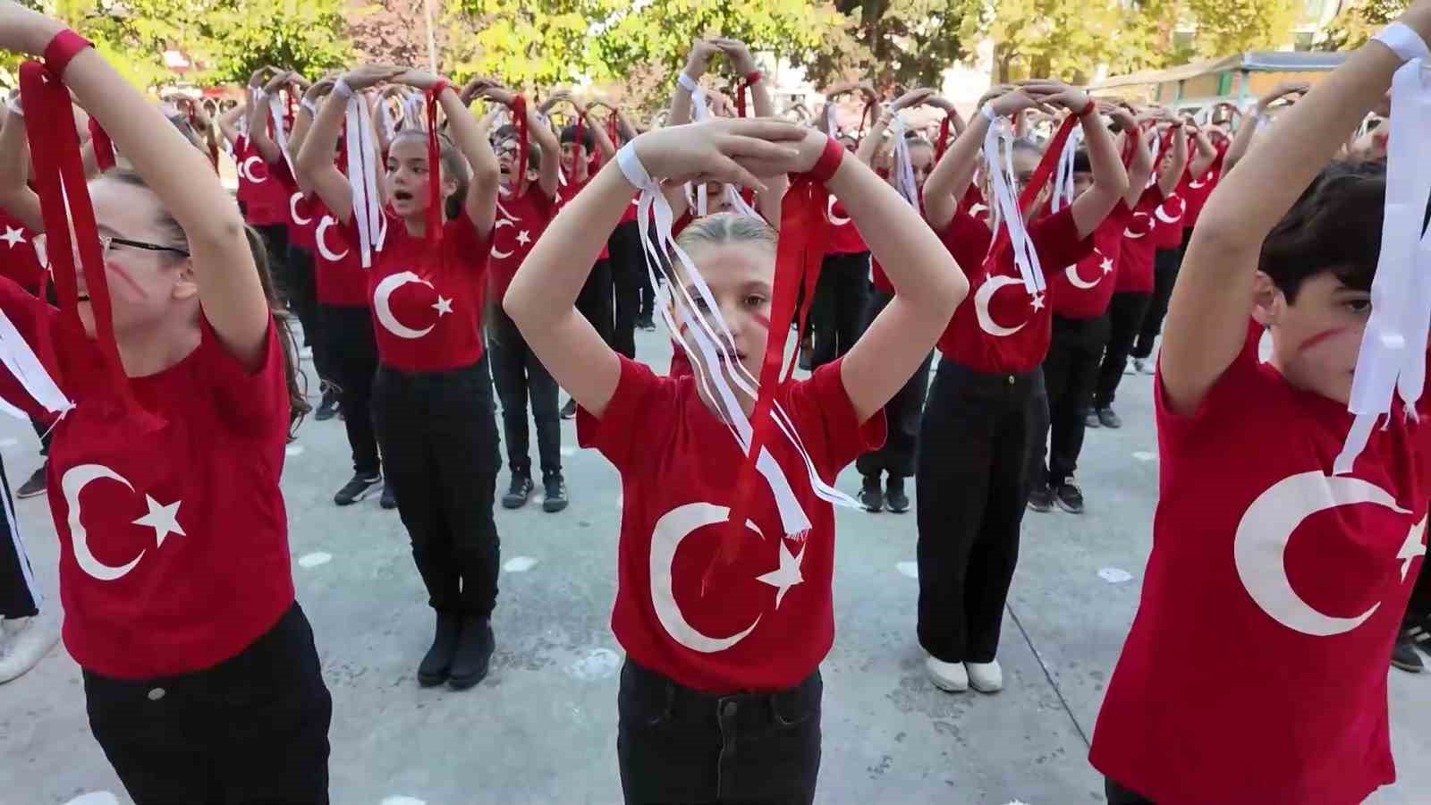 480 öğrenciden Cumhuriyet’in 101. yılına özel koreografi
