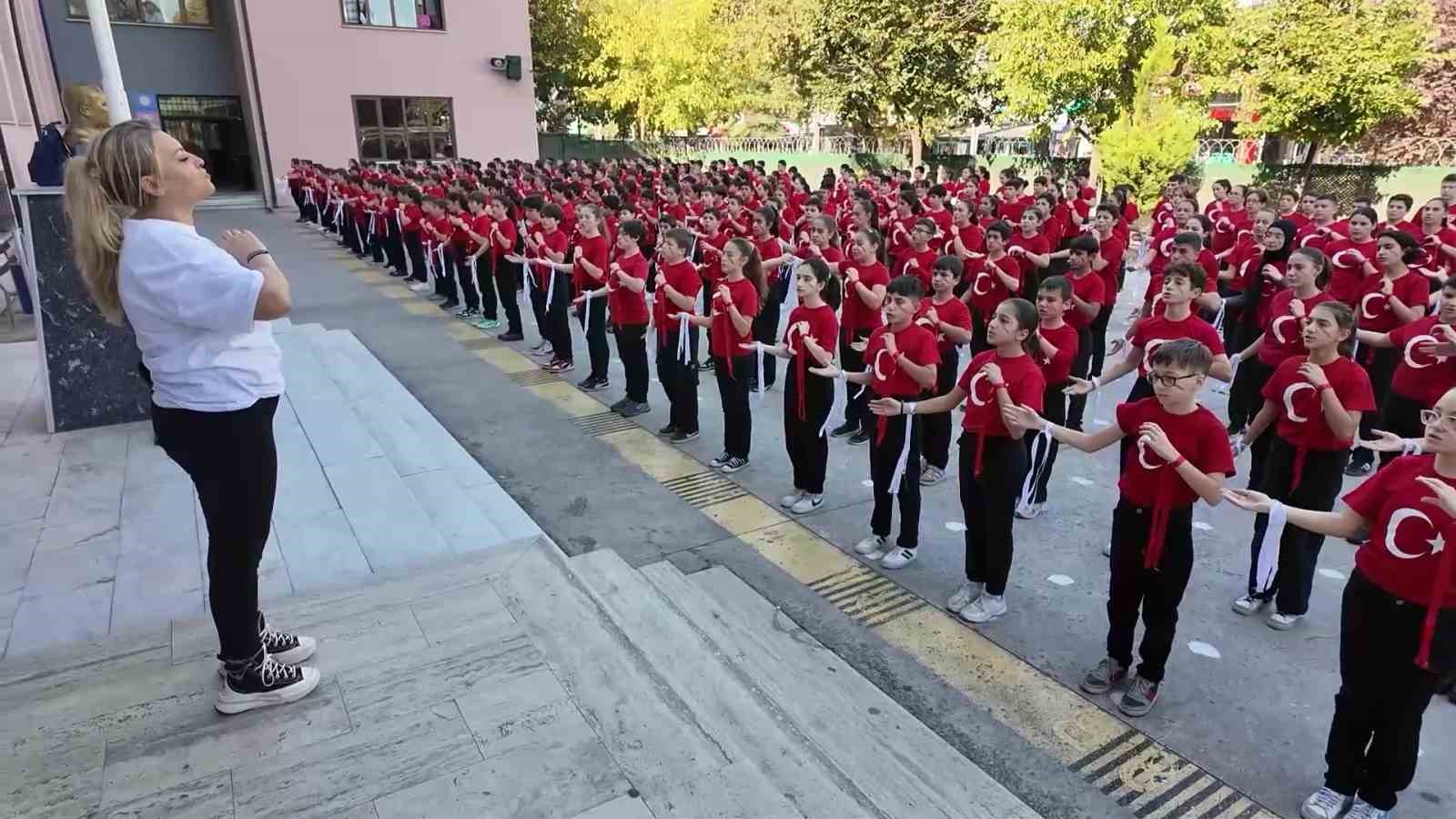 480 öğrenciden Cumhuriyet’in 101. yılına özel koreografi
