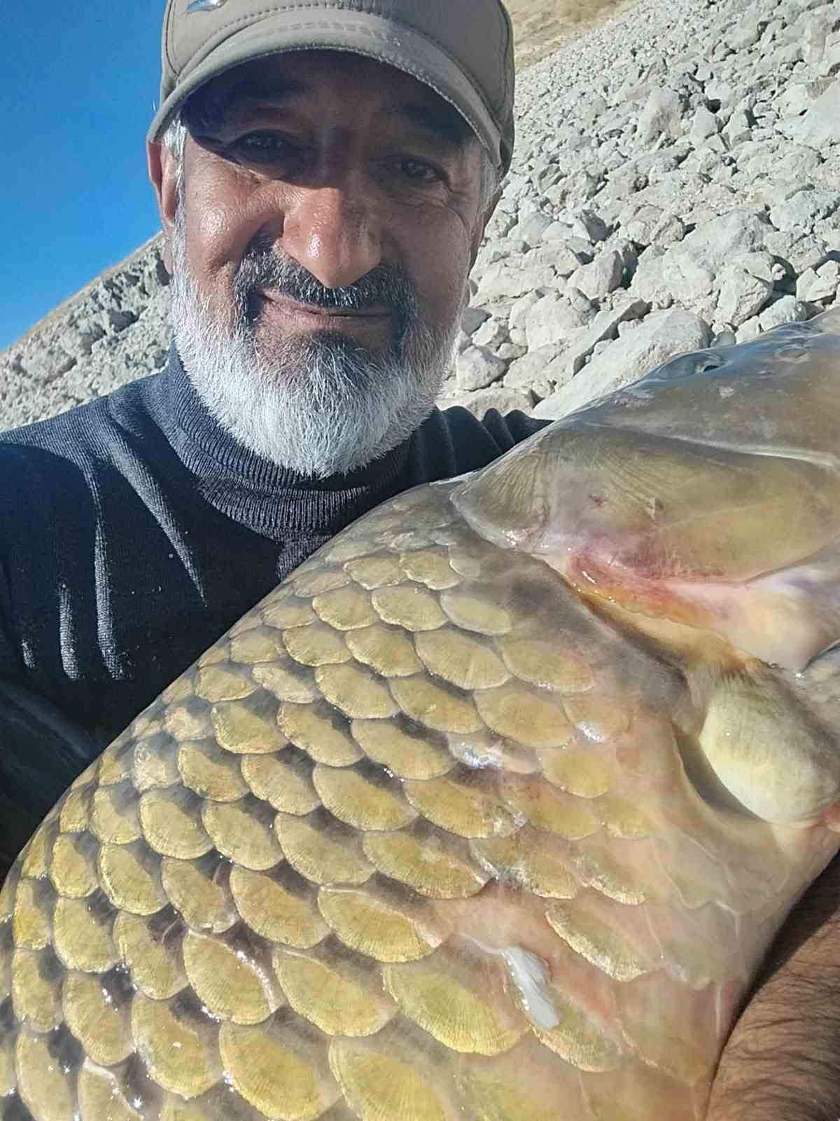 Amatör balıkçı 20 kiloluk sazan yakaladı
