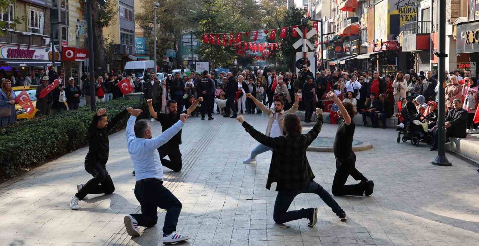 Cumhuriyet’in 101. yılını zeybekle kutladılar
