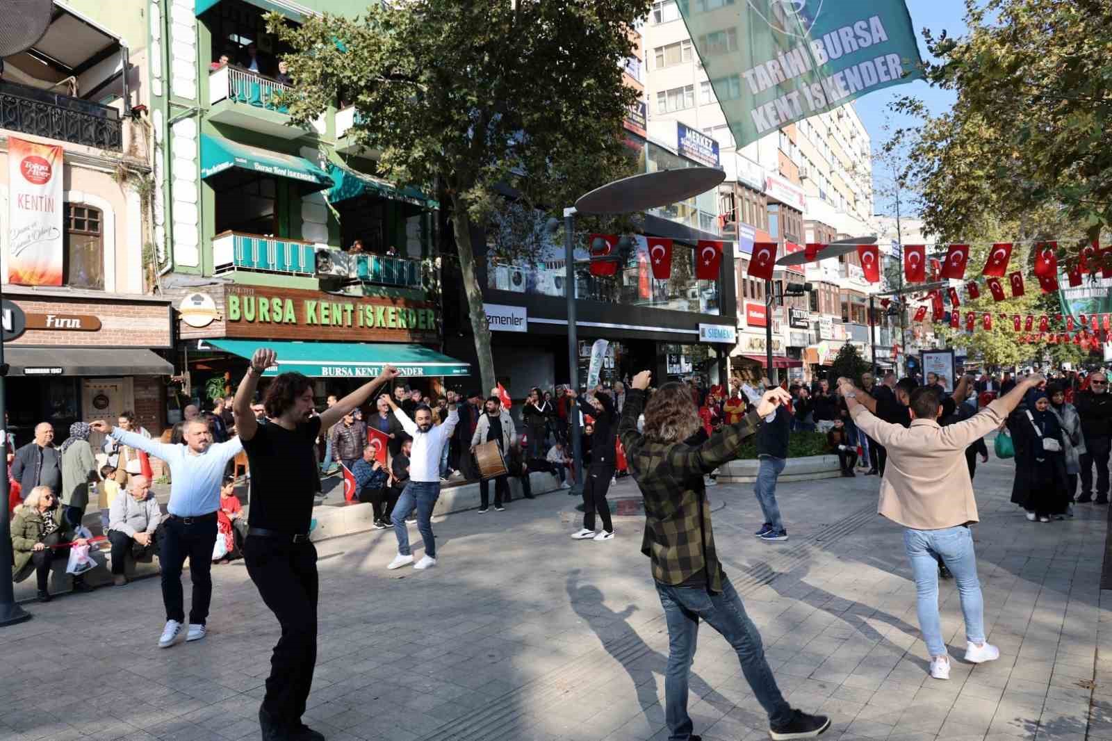 Cumhuriyet’in 101. yılını zeybekle kutladılar
