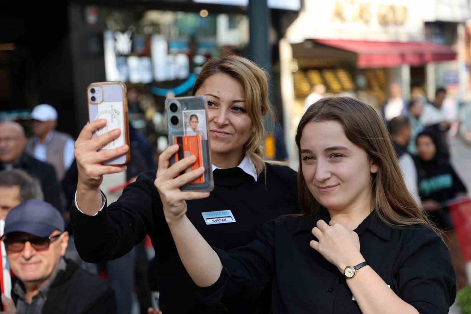 Cumhuriyet’in 101. yılını zeybekle kutladılar
