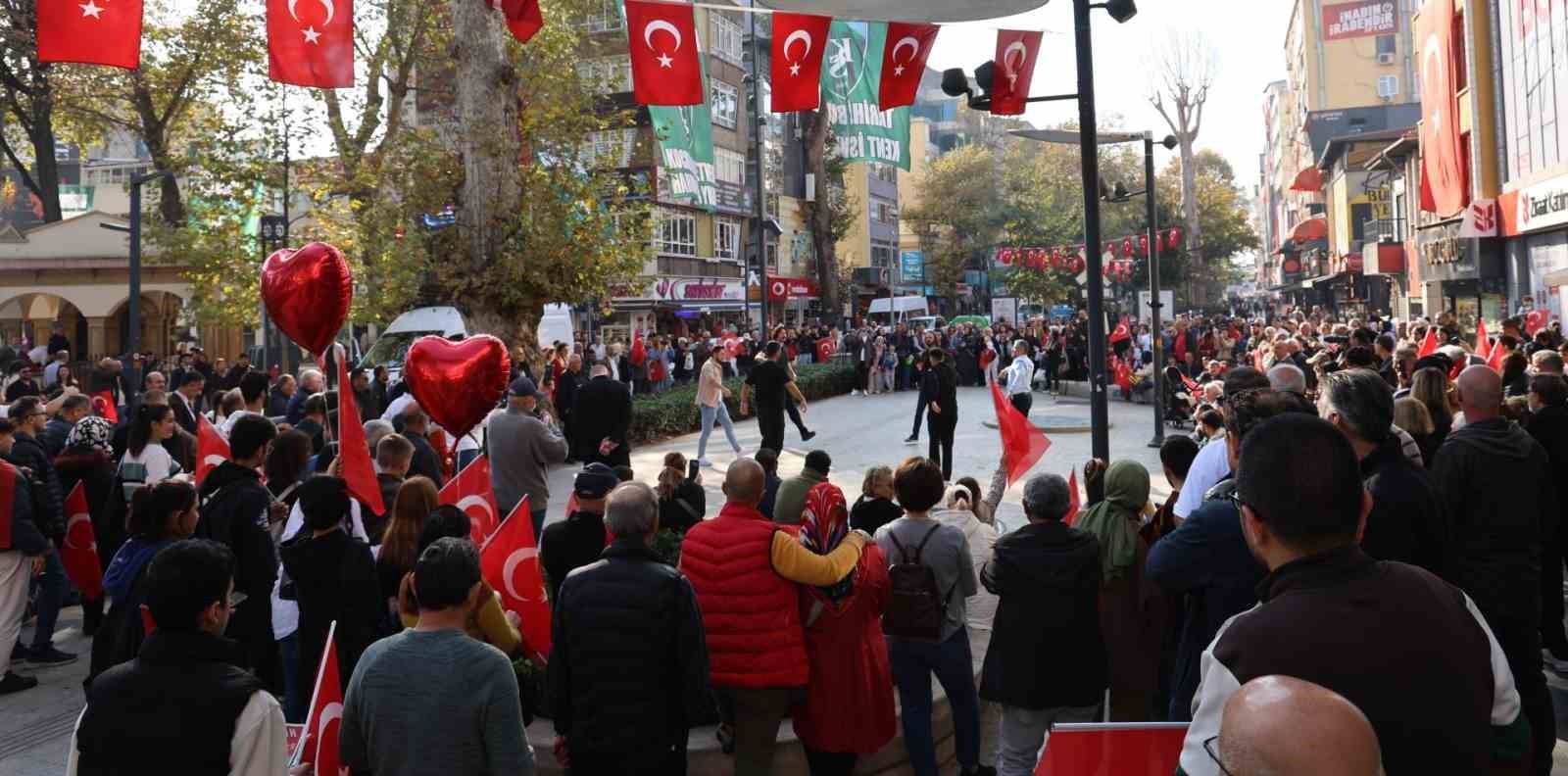 Cumhuriyet’in 101. yılını zeybekle kutladılar
