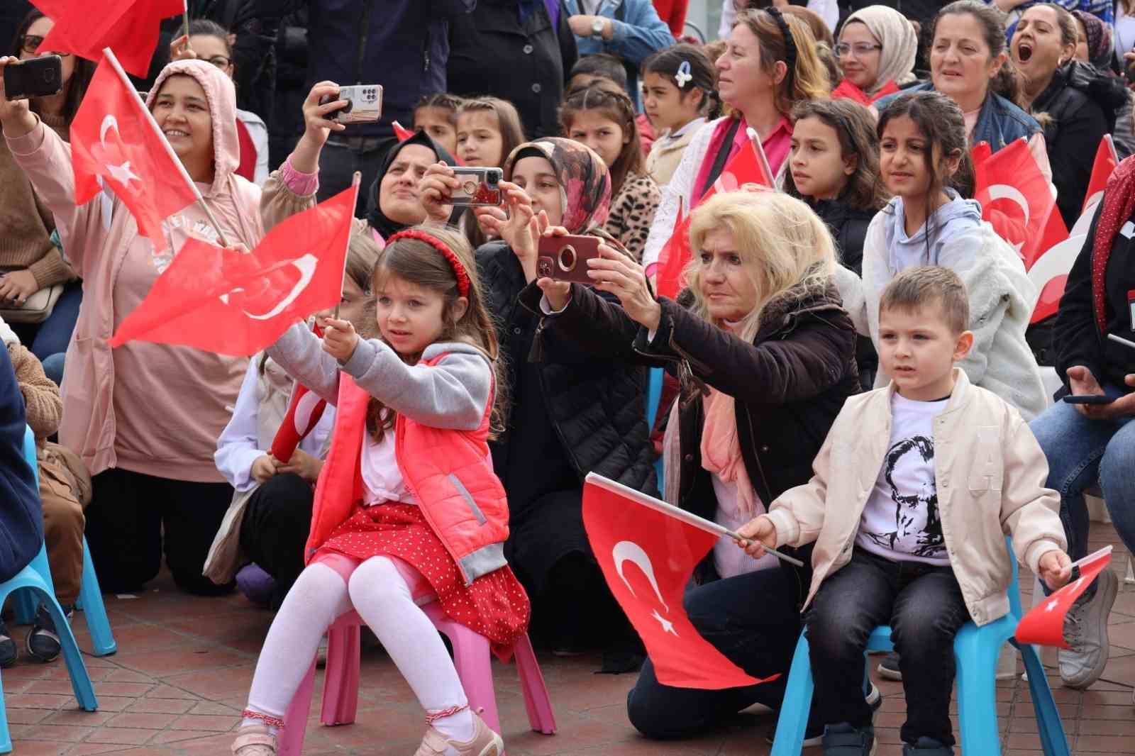 Cumhuriyet’in 101. yılını zeybekle kutladılar
