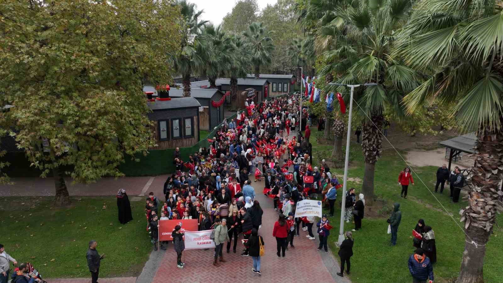 Cumhuriyet’in 101. yılını zeybekle kutladılar
