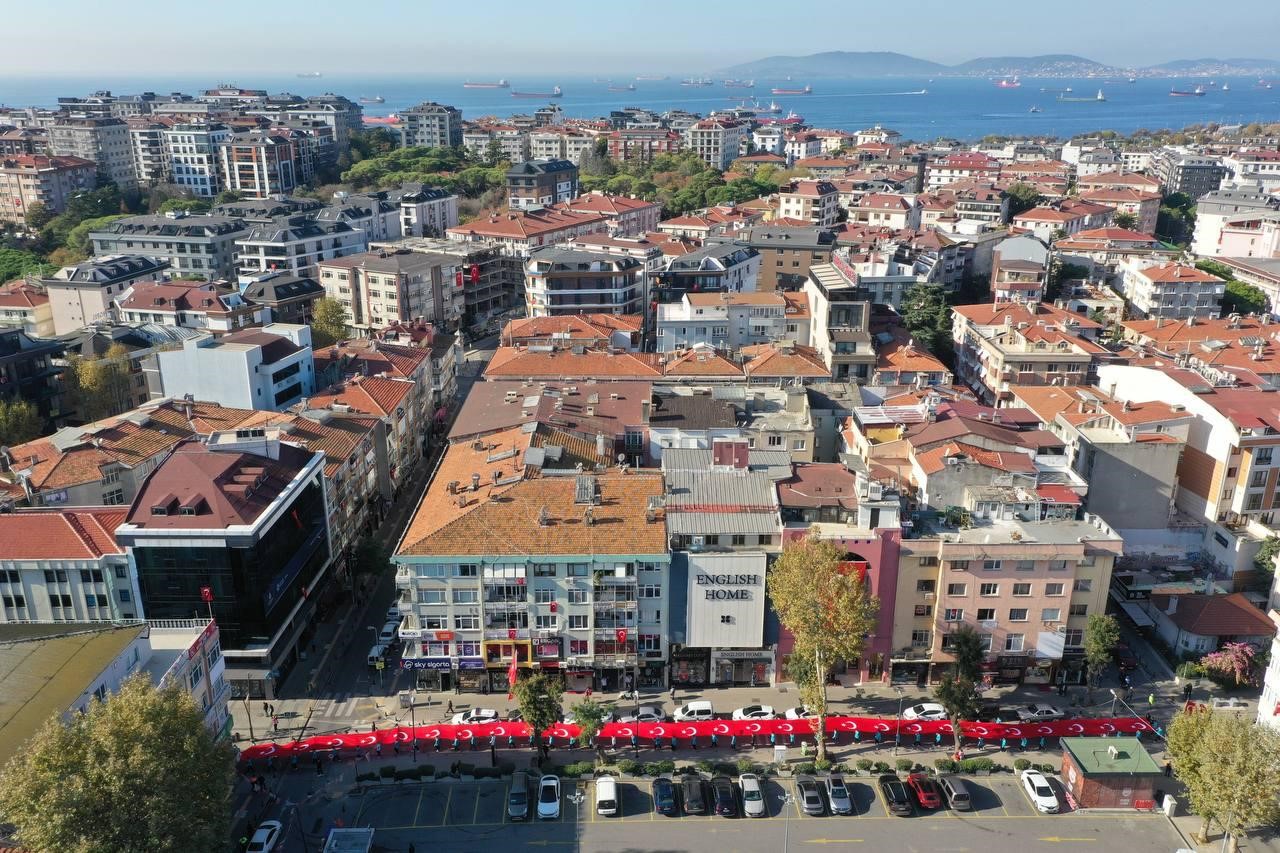 Pendik’te 101 metrelik Türk bayrağıyla Cumhuriyet kutlaması havadan görüntülendi
