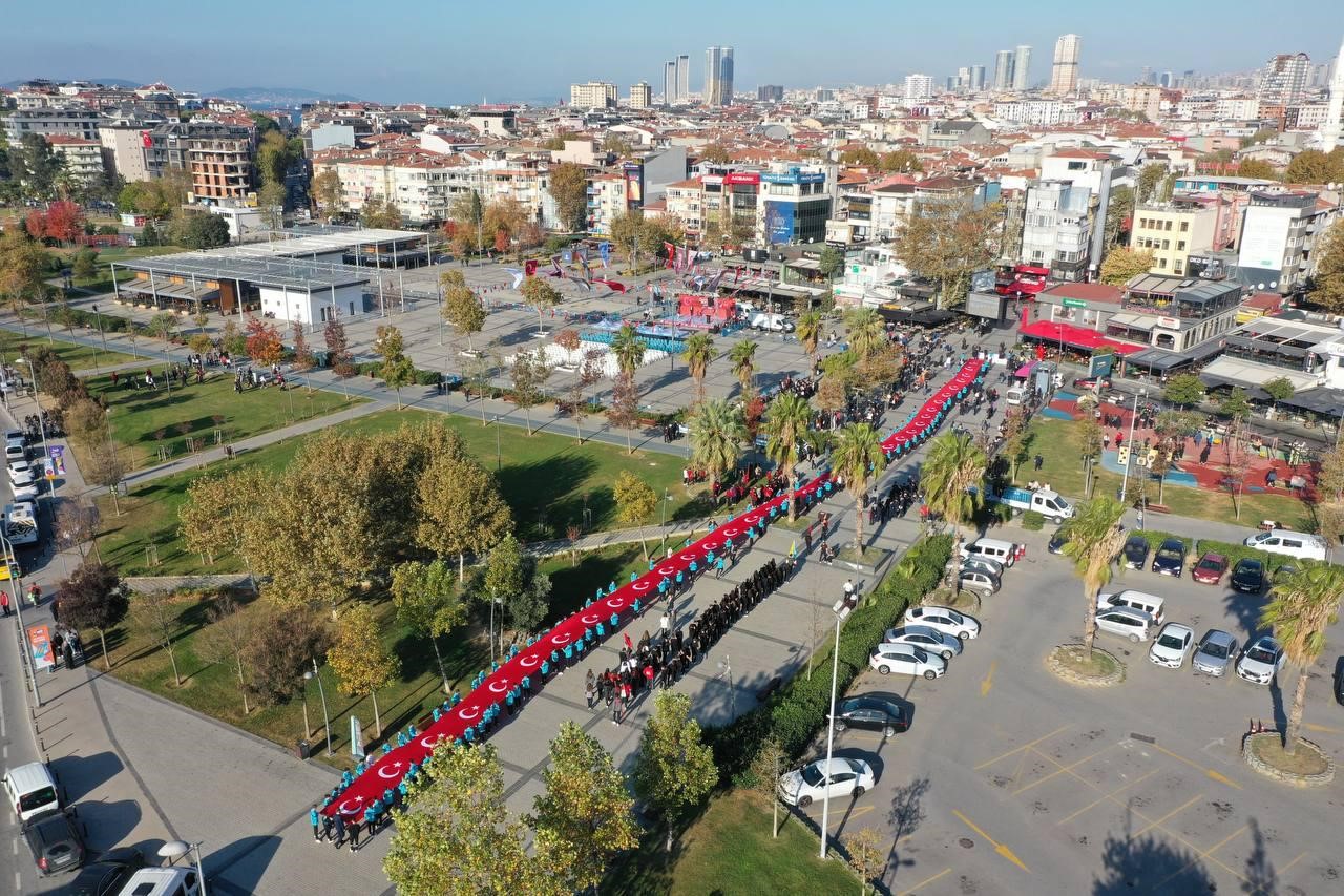 Pendik’te 101 metrelik Türk bayrağıyla Cumhuriyet kutlaması havadan görüntülendi
