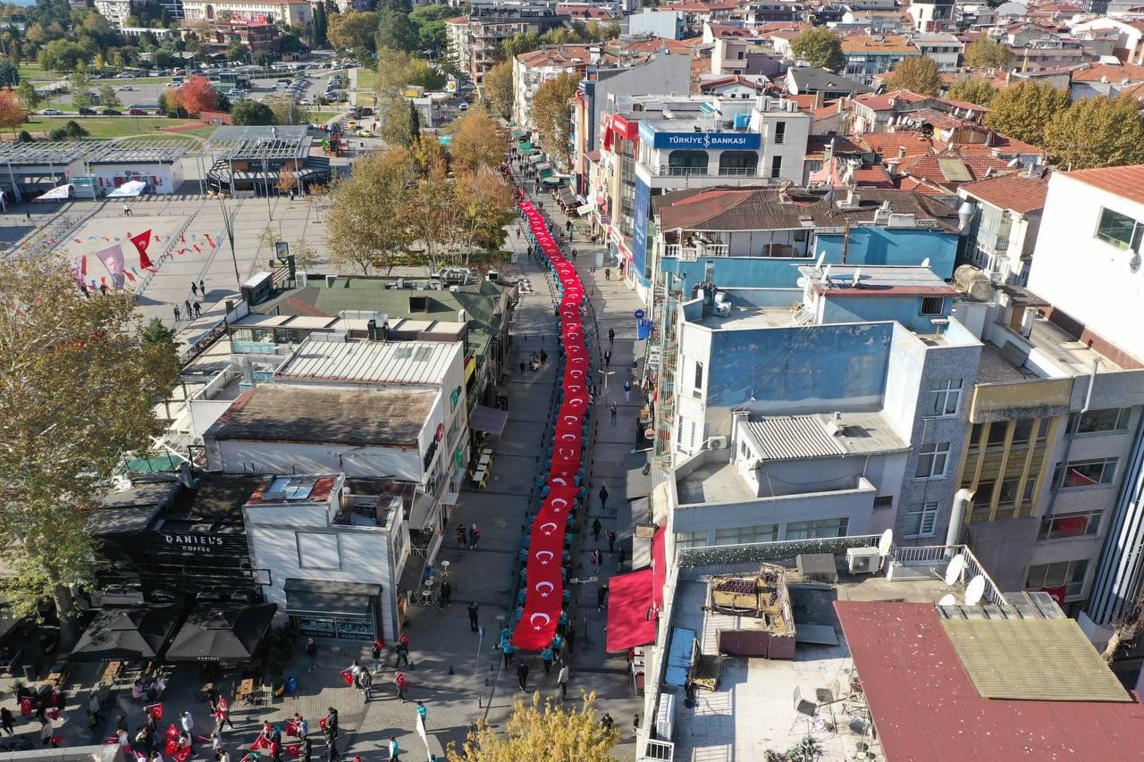 Pendik’te 101 metrelik Türk bayrağıyla Cumhuriyet kutlaması havadan görüntülendi
