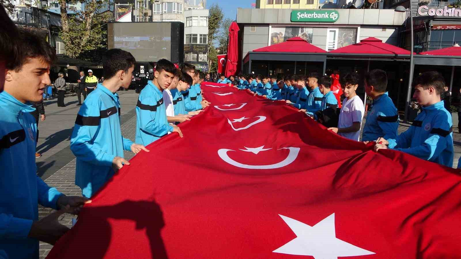 Pendik’te 101 metrelik Türk bayrağıyla Cumhuriyet kutlaması havadan görüntülendi
