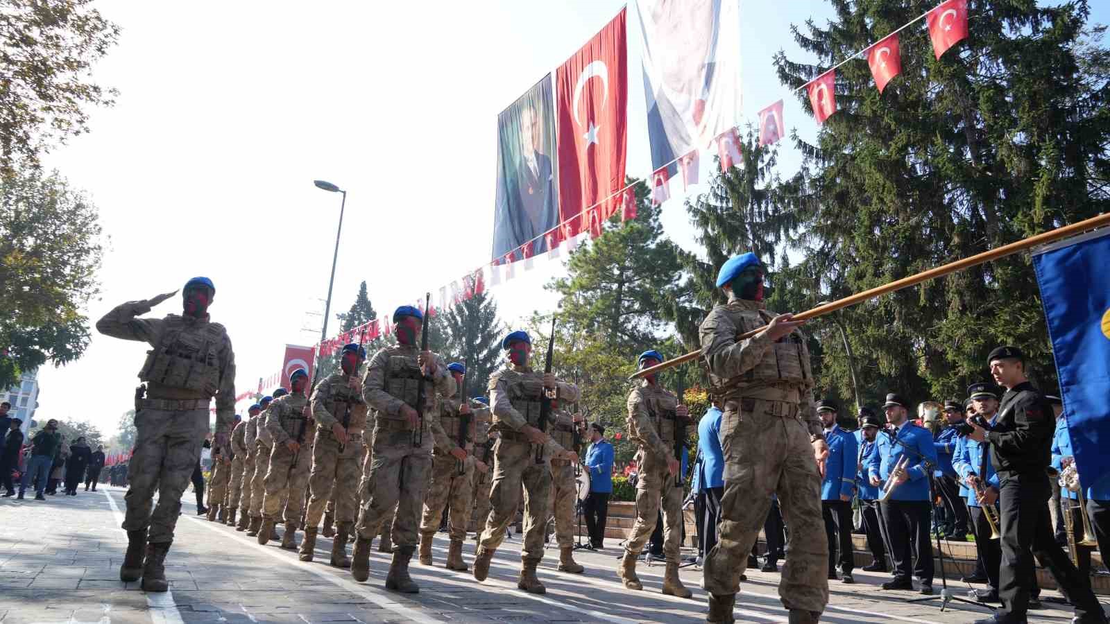 Cumhuriyet’in 101. yıl dönümünde jandarmadan göğüs kabartan gösteri
