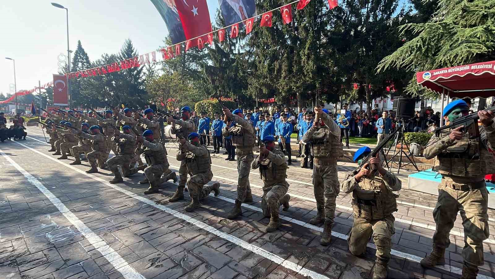 Cumhuriyet’in 101. yıl dönümünde jandarmadan göğüs kabartan gösteri
