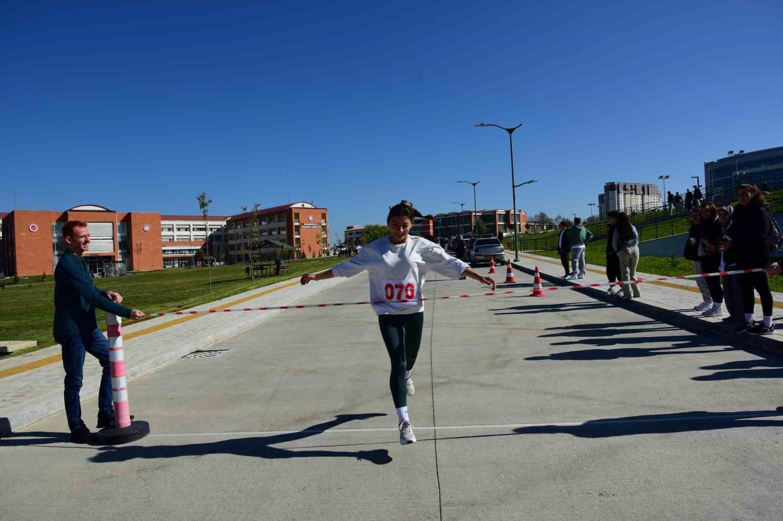 Üniversite öğrencileri, Cumhuriyet Bayramı için bin 923 metre koştu
