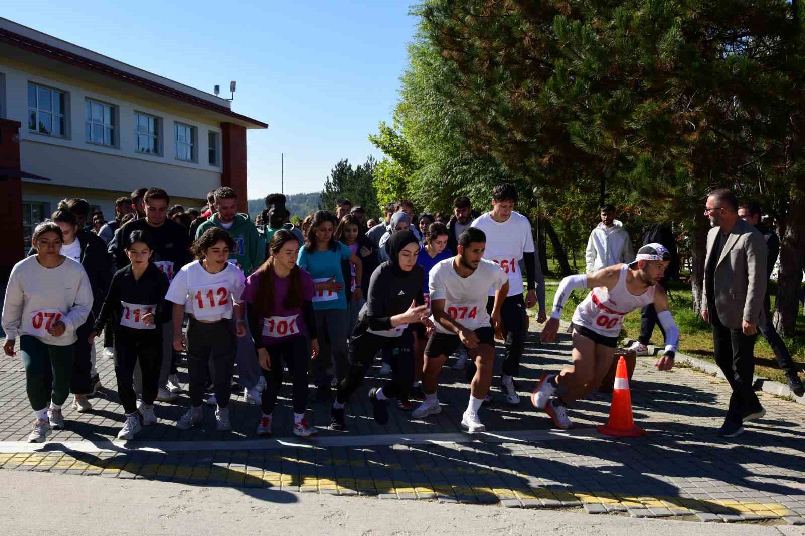 Üniversite öğrencileri, Cumhuriyet Bayramı için bin 923 metre koştu
