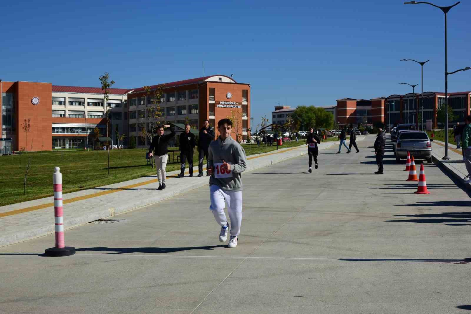 Üniversite öğrencileri, Cumhuriyet Bayramı için bin 923 metre koştu
