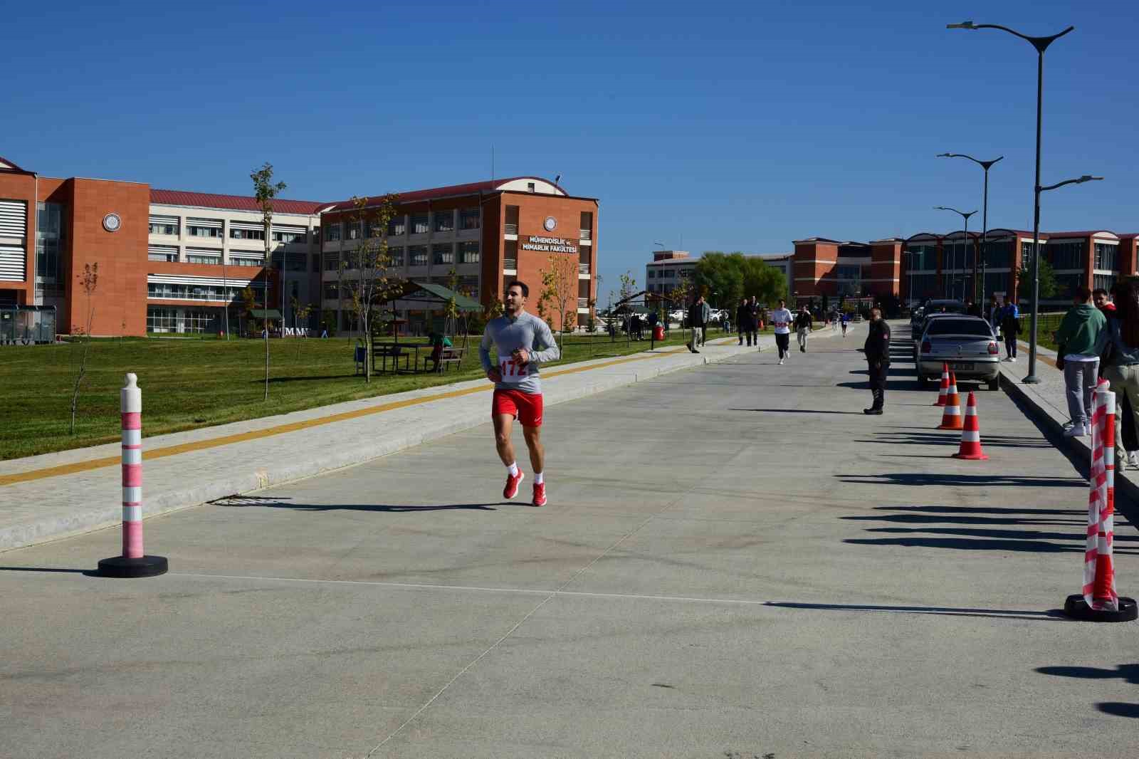 Üniversite öğrencileri, Cumhuriyet Bayramı için bin 923 metre koştu
