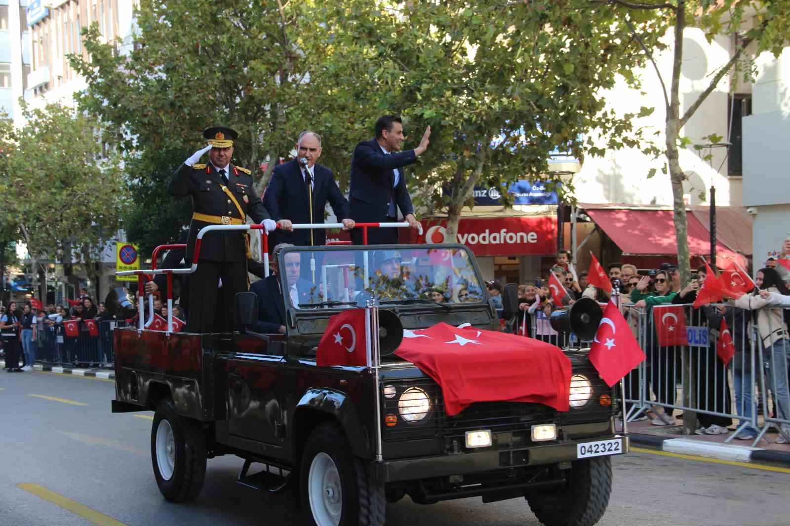 Manisa’da cumhuriyetin 101. yıl coşkusu tüm kenti sardı
