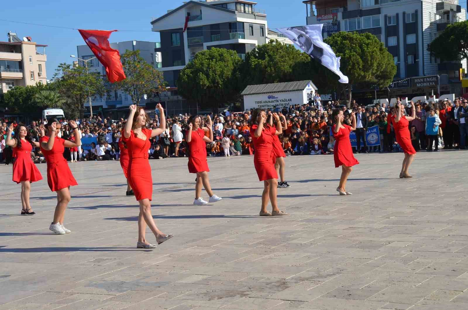 Didim’de 29 Ekim Cumhuriyet Bayramı renkli görüntülerle kutlandı
